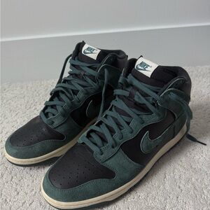 Nike Men's Black and Dark Green Sneakers